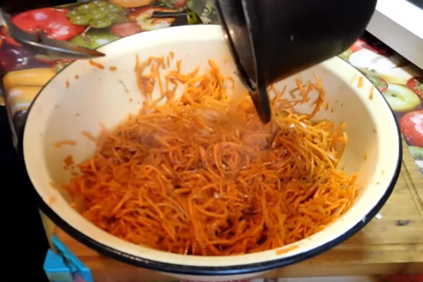 морковь по-корейски 2 вливаем масло