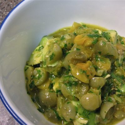 Теплый зеленый салат из жареных помидор и авокадо - рецепт с фото