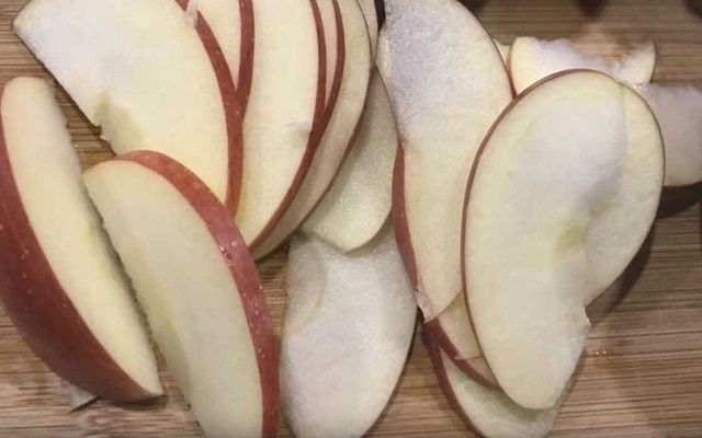 нарезать дольками яблоки