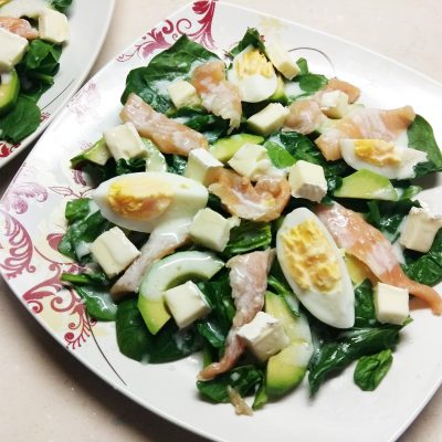 Салат из маринованного лосося, сыра Бри и авокадо - рецепт с фото