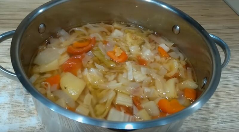 готовый луковый суп с сельдереем