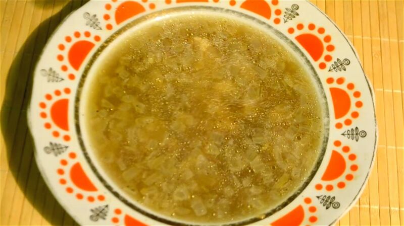 готовый луковый суп с картофелем