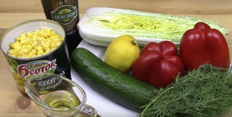 ингредиенты для салата с пекинской капустой, кукурузой и огурцом