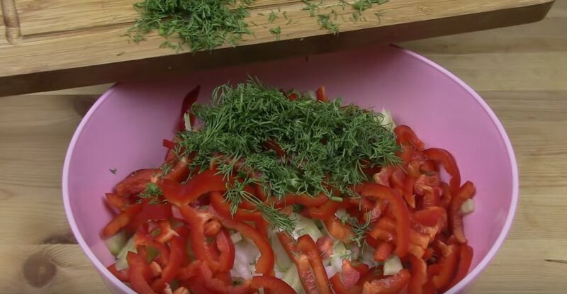нарезаем овощи для салата с пекинской капустой, кукурузой и огурцом