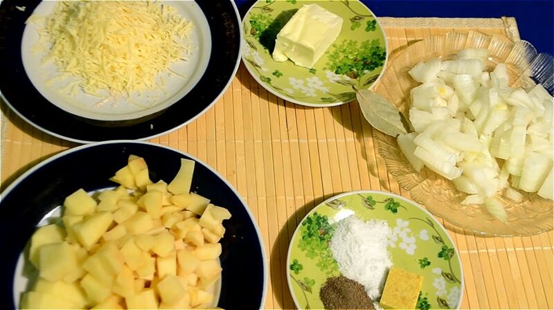 лук и картофель чистим и нарезаем, сыр трем на крупной терке