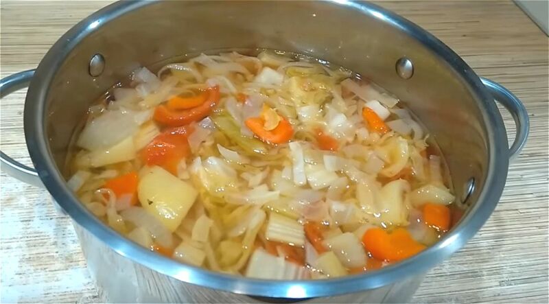 варим диетический луковый суп для похудения с капустой