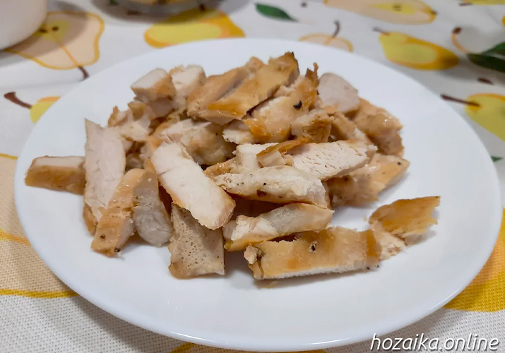 ломтики обжаренного куриного филе для салата Цезарь