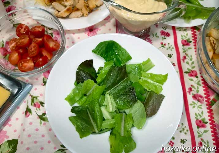 салатные листья ромэн в тарелке
