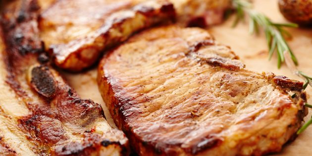 Как пожарить свинину на кости с солью и перцем