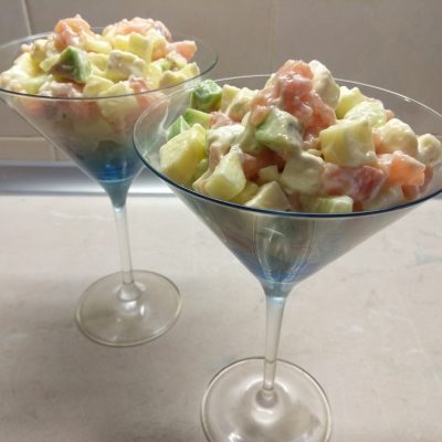 Салат-коктейль из слабосолёного лосося, бри, авокадо и яблок - рецепт с фото