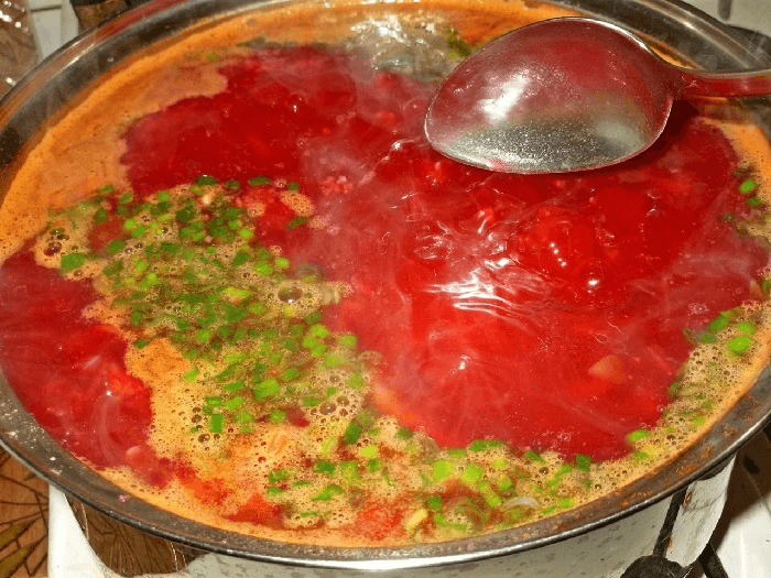 Мелко порезанные петрушка и укроп для супа