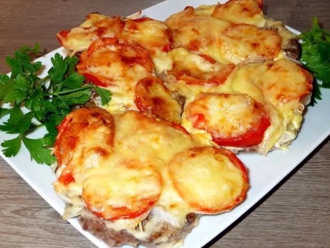 Мясо по-французски с помидорами и сыром фото