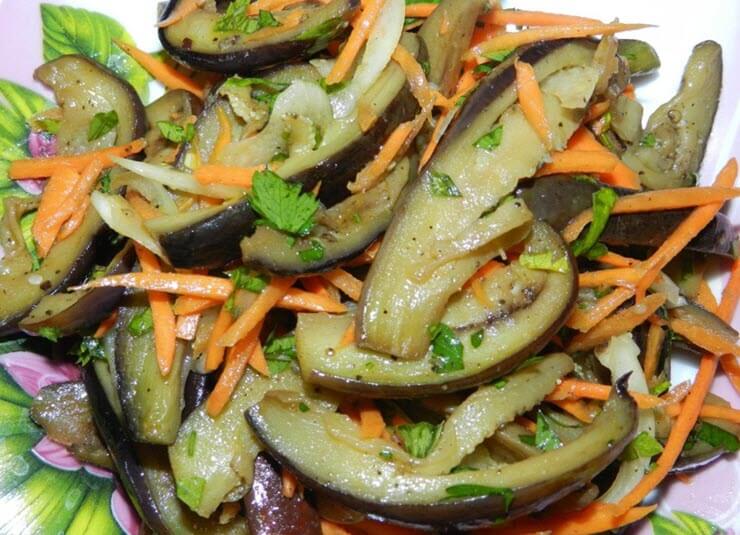 Салат из крупных кусочков баклажанов с зеленью и чесноком