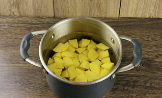 Картофель нарежьте небольшими кусочками и сварите, пока фарш тушится.