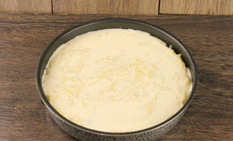Форму для запекания смажьте маслом и уложите в нее слоями ингредиенты: половина пюре + фарш + остатки пюре + заливка (сырые яйца, разболтанные со сливками).