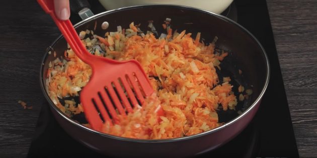Пошаговый рецепт борща: Обжаривайте лук и морковь, помешивая, около 5 минут