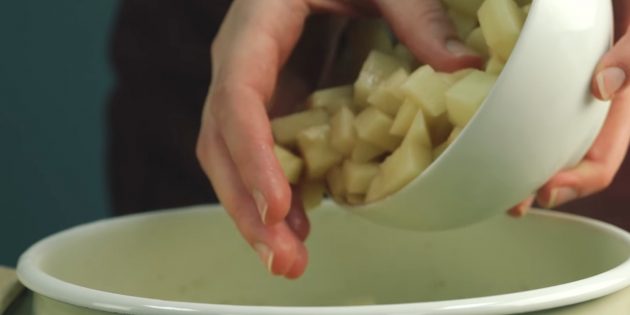 Как приготовить борщ: добавьте нарезанный соломкой или кубиками картофель