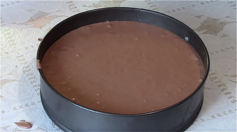 Делаем шоколадную массу и выливаем на основу из печенья