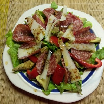 Салат с колбасой, авокадо, пармезаном и грушами - рецепт с фото