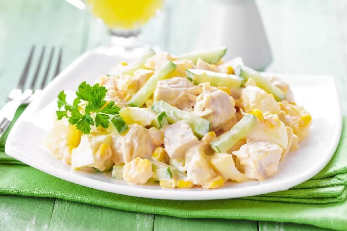 Салат с курицей и ананасами — 10 простых и вкусных рецептов