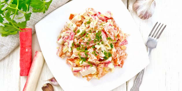 Салат с помидорами, крабовыми палочками и сыром: лучший рецепт