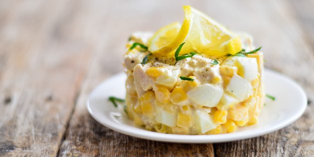 Салат с кукурузой, курицей и сыром: простой рецепт