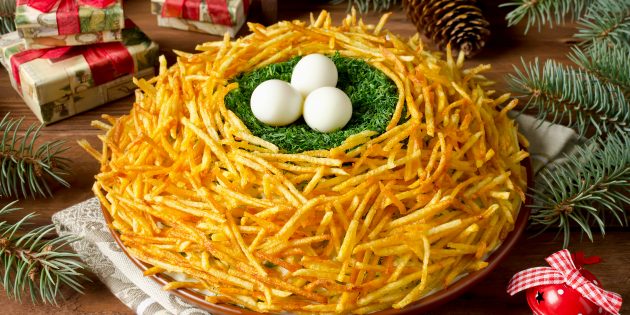 Классический рецепт салата «Гнездо глухаря» с перепелиными яйцами и жареной картошкой