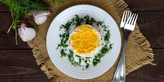 Салат из копчёной курицы, кукурузы и риса: простой рецепт