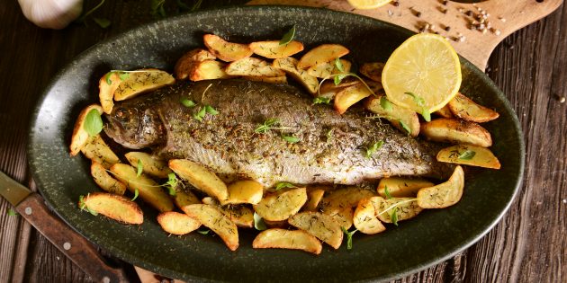Как приготовить рыбу в духовке: форель с картошкой и чесноком