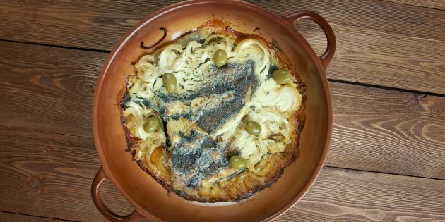 Как приготовить рыбу в духовке: камбала с луком и сметаной