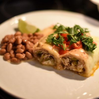 Запеканка из тортильи с курицей и сыром под соусом Enchiladas - рецепт с фото