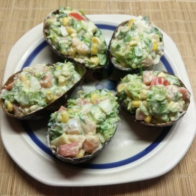 Салат с соленым лососем и кукурузой в чашках авокадо - рецепт с фото