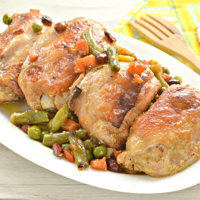 Куриные бедра в духовке с овощами - рецепт с фото