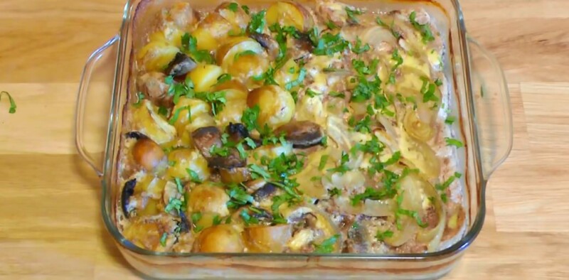 Нежная свинина с грибами и картошкой в духовке в сливочном соусе