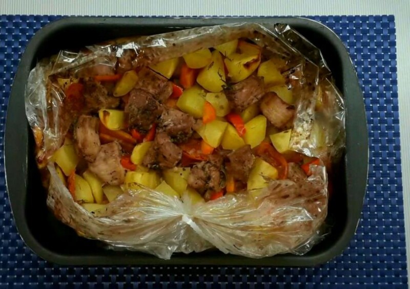 Сочная свинина с картошкой и овощами в духовке