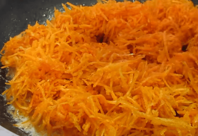 Обжариваем морковь на сливочном масле
