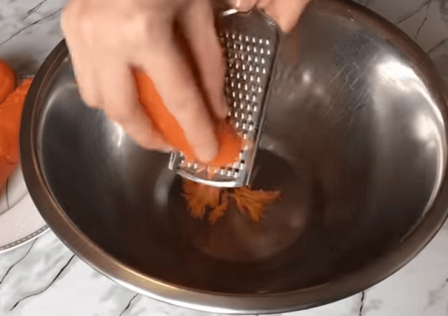 Отваренную морковь натираем на терке