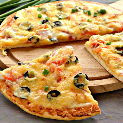 Пицца с маслинами и копченой курицей - рецепт с фото