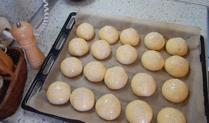 Готовые заготовки булочек для выпекания