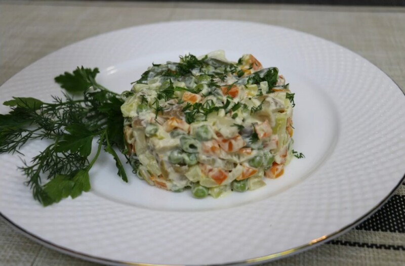Постный салат Оливье с грибами шампиньонами вместо мяса
