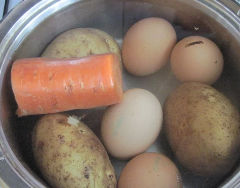 Овощи и яйца отваривают