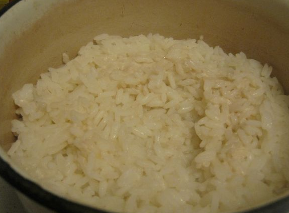 Рис промывают прохладной кипяченой водой и выкладывают в салатник