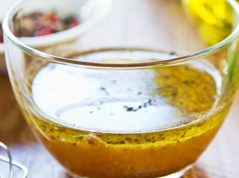 Хорошо перемешивают все ингредиенты соуса — уксус, горчицу и оливковое масло