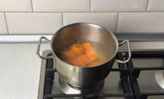 Поставьте кастрюлю на небольшой огнь и варите морковь 15-20 минут от момента закипания.