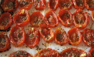 В каждую половинку томата добавить понемногу оливкового масла. Томить помидоры около 2 часов в духовке, включенной на 120 градусов, с приоткрытой дверцей. Спустя указанное время уменьшить нагрев до 100 градусов и продолжать вялить около 2-3 часов. 