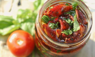 Сложить готовые помидоры в подготовленные стерилизованные емкости и залить горячим растительным маслом, чтобы оно полностью закрывало овощи. Плотно закупорить и хранить в холодильнике. 