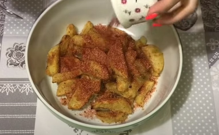 Картофель в духовке по-деревенски - 6 простых рецептов