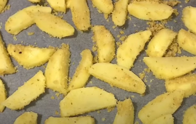 Картофель в духовке по-деревенски - 6 простых рецептов
