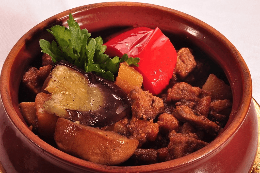 Мясо по грузински в горшочках