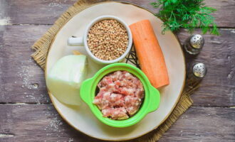 Сначала подготовьте в указанном в рецепте количестве продукты для приготовления этого блюда. Морковь и лук сразу почистите и промойте.